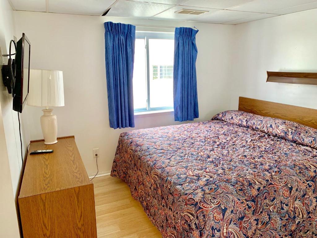 Postel nebo postele na pokoji v ubytování White Caps Motel