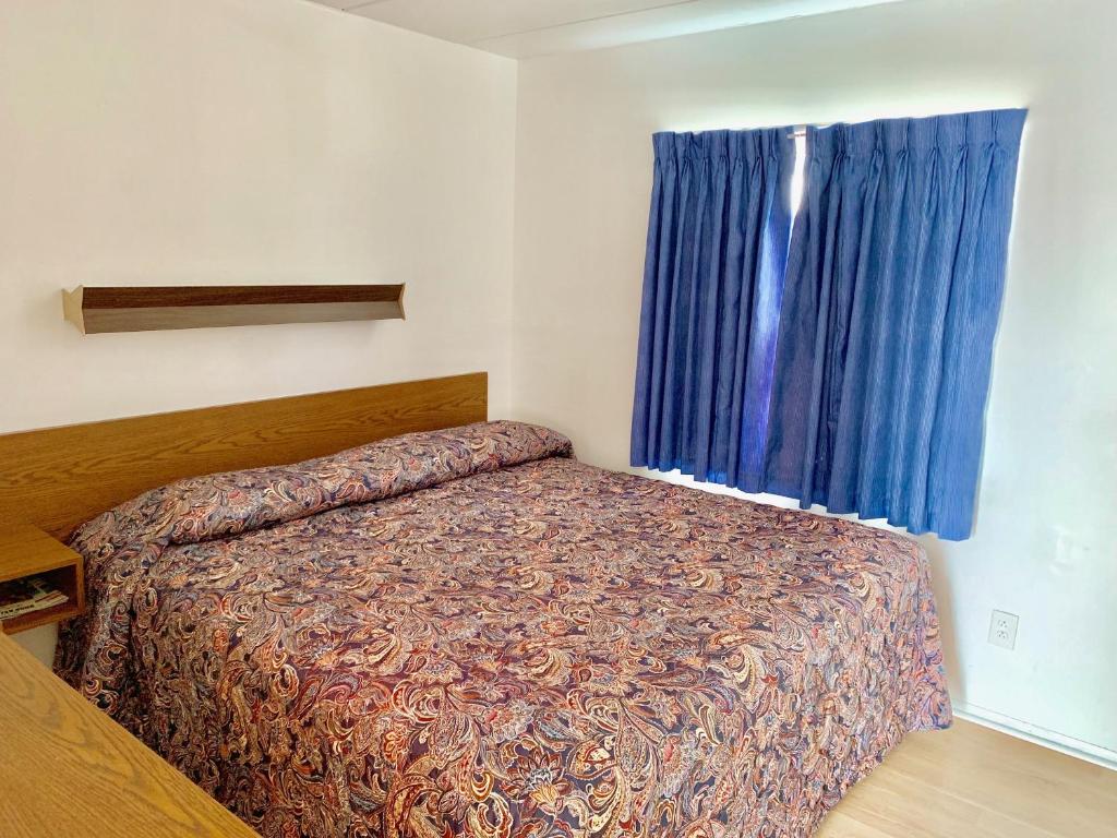 Postel nebo postele na pokoji v ubytování White Caps Motel