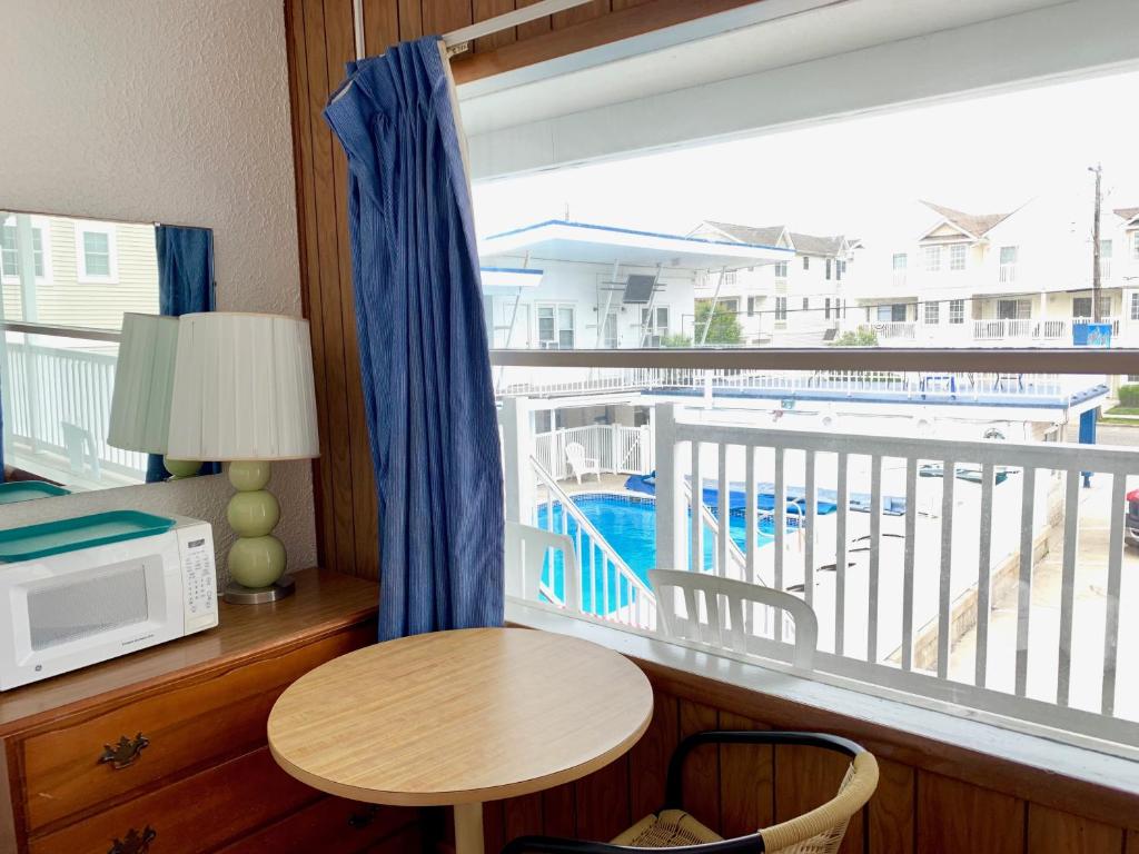 Balkón nebo terasa v ubytování White Caps Motel