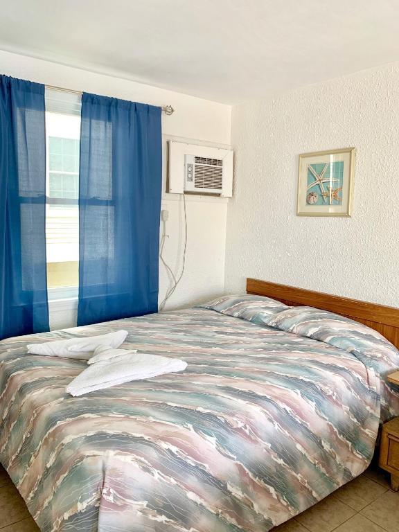 Postel nebo postele na pokoji v ubytování White Caps Motel