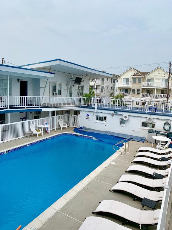 Bazén v ubytování White Caps Motel nebo v jeho okolí