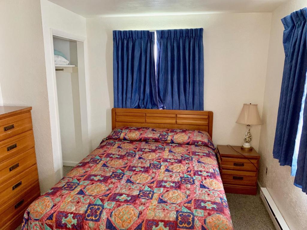 Postel nebo postele na pokoji v ubytování White Caps Motel