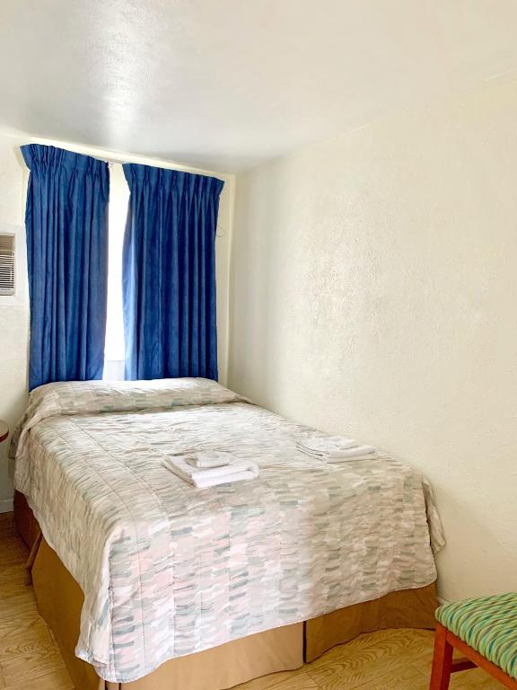 Postel nebo postele na pokoji v ubytování White Caps Motel