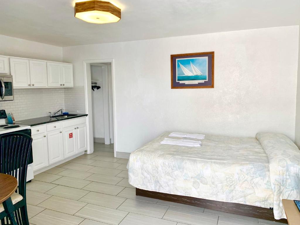Postel nebo postele na pokoji v ubytování White Caps Motel
