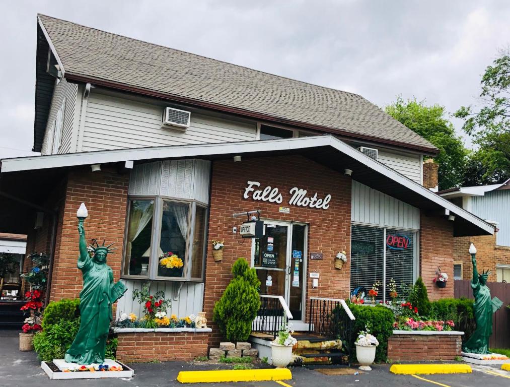 una tienda con la estatua de la libertad delante de ella en Falls Motel, en Niagara Falls