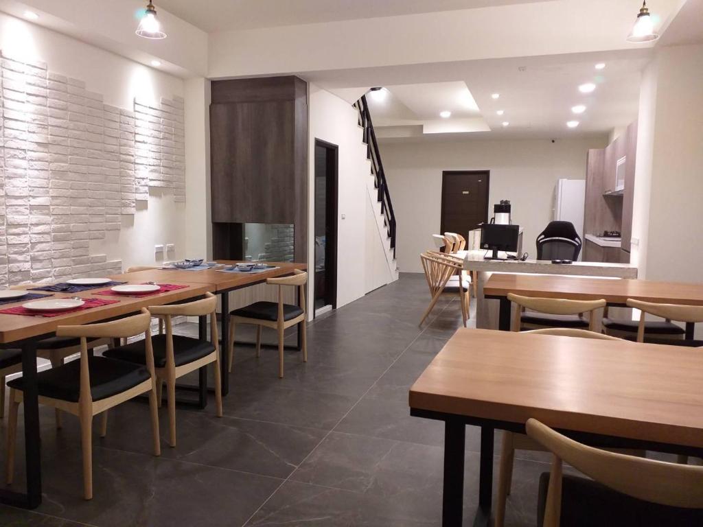 a dining room with wooden tables and chairs at Mesin-inn in Magong