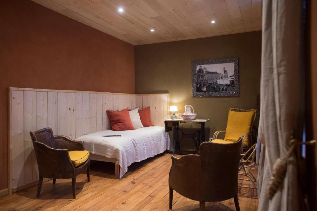 Letto o letti in una camera di Le Rêve d'Aghon Chambres et Restaurant