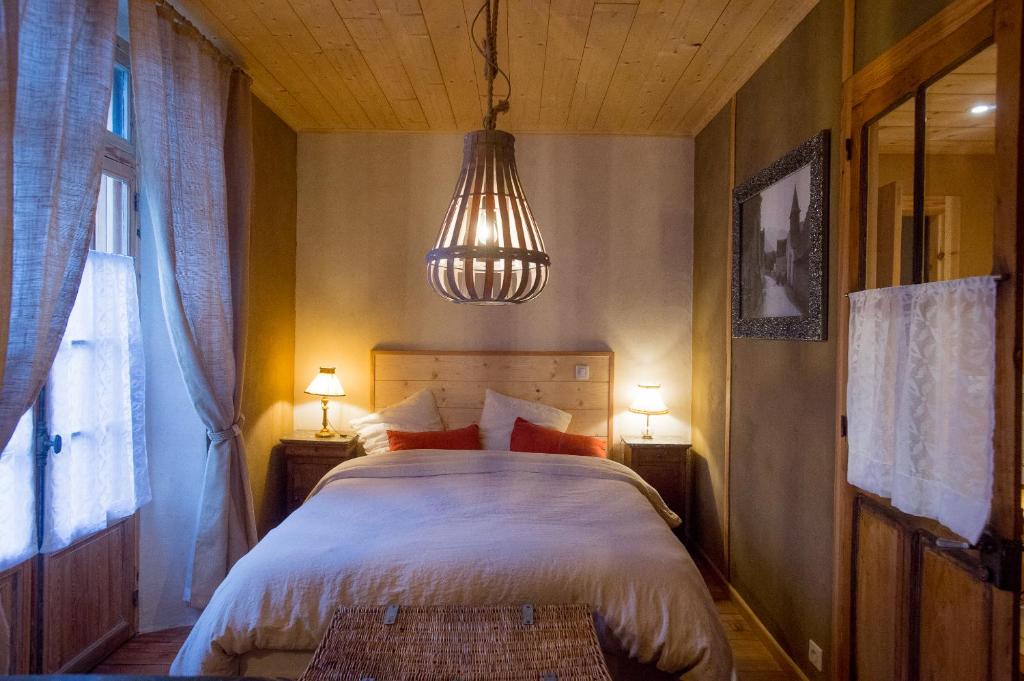 Letto o letti in una camera di Le Rêve d'Aghon Chambres et Restaurant