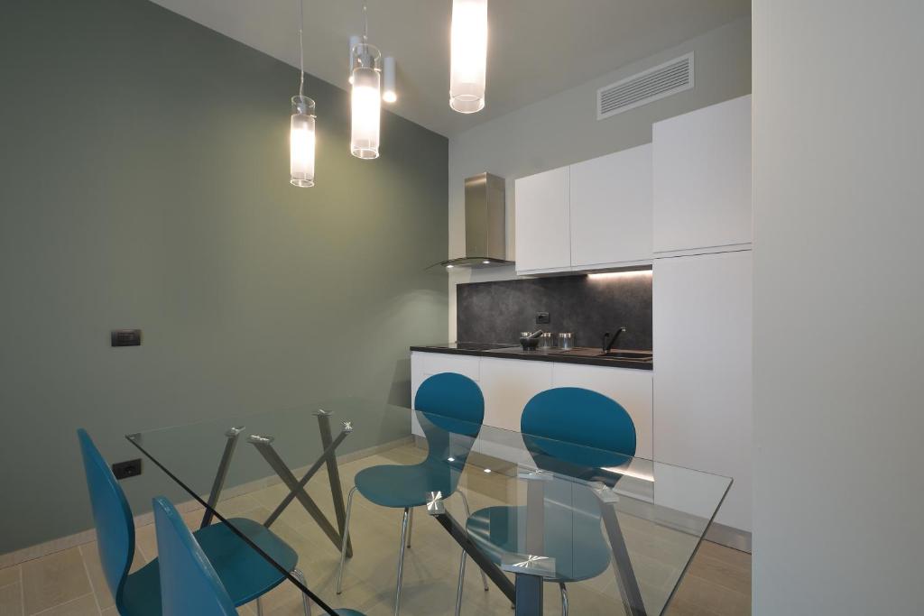 Kuchyň nebo kuchyňský kout v ubytování ATMOSFERA APARTMENTS & SUITES