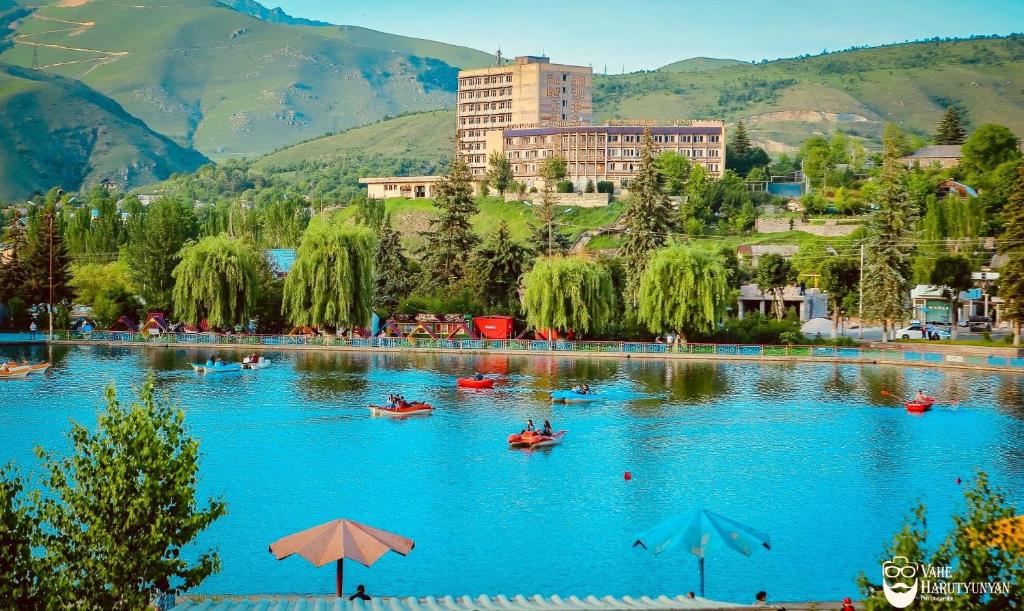 un grupo de personas en barcos en un lago en Kirovakan Hotel en Vanadzor