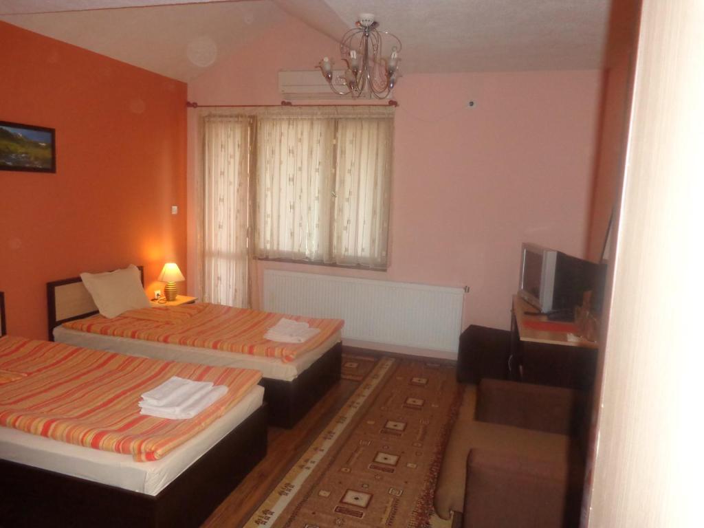 Postel nebo postele na pokoji v ubytování Kestenite Family Hotel