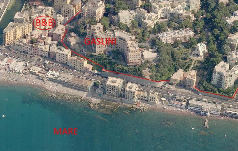 een luchtzicht op een strand met gebouwen en de oceaan bij B&B Gaslini & Mare (anche con uso cucina) in Genua