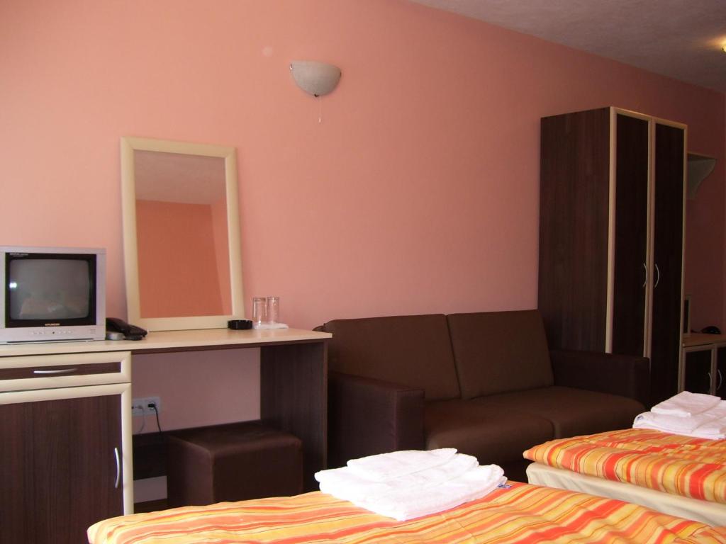 Postel nebo postele na pokoji v ubytování Kestenite Family Hotel