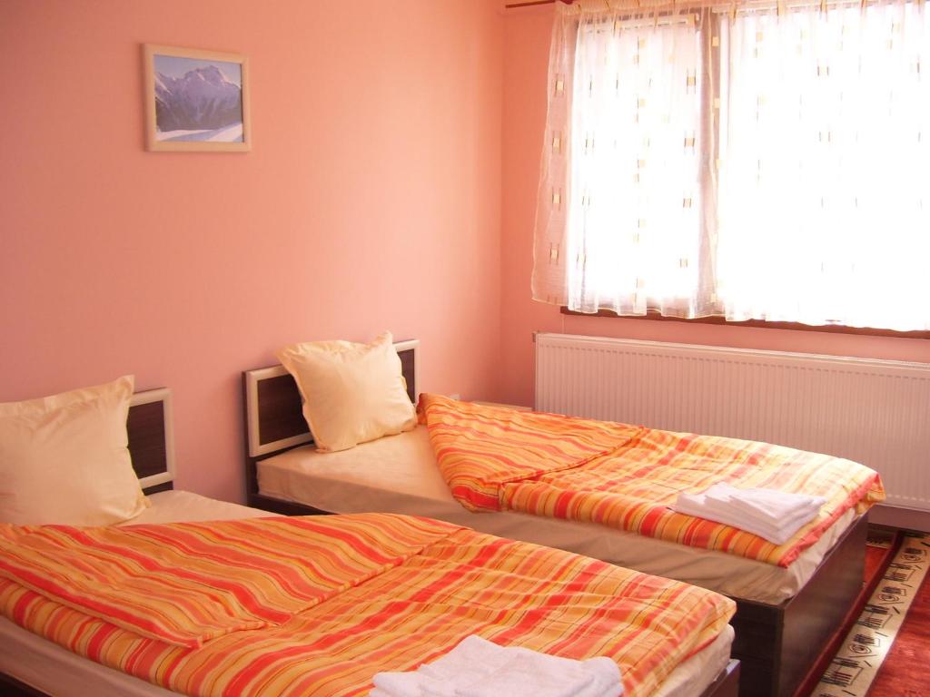Postel nebo postele na pokoji v ubytování Kestenite Family Hotel