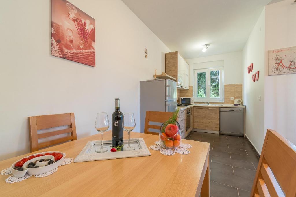 Кухня или мини-кухня в Apartments Sestanka

