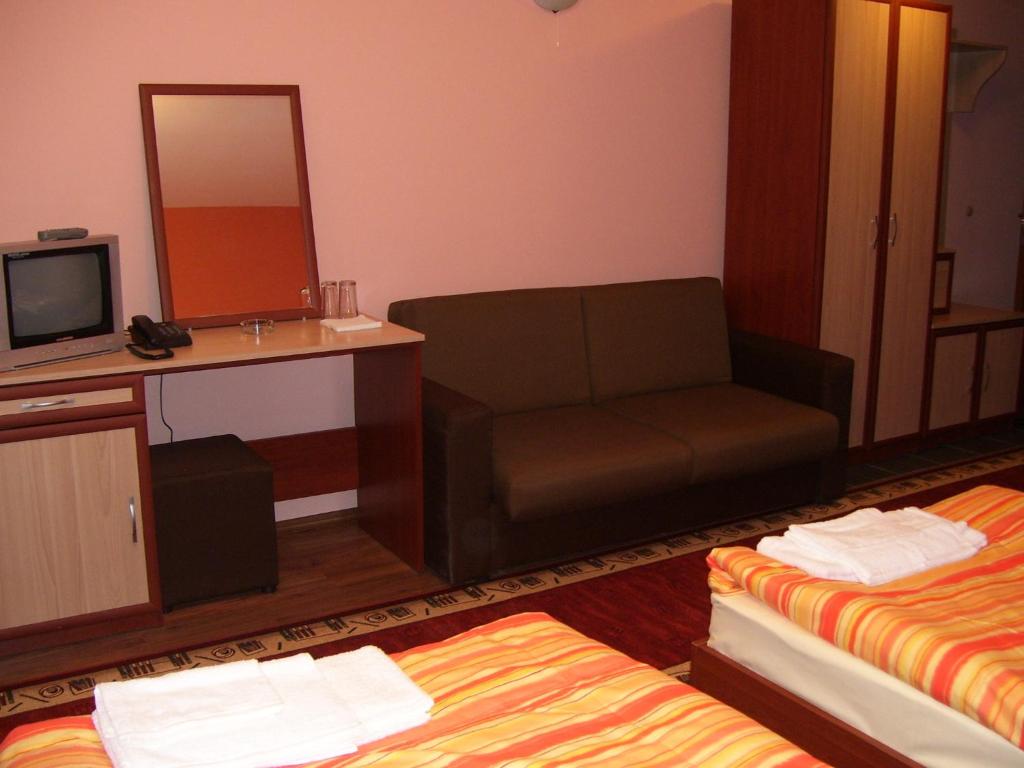 Postel nebo postele na pokoji v ubytování Kestenite Family Hotel