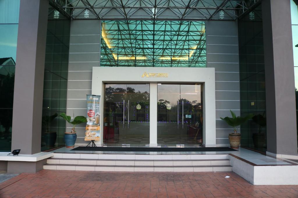 雙溪大年的住宿－The Jerai Hotel Sungai Petani，玻璃门进入大楼的入口