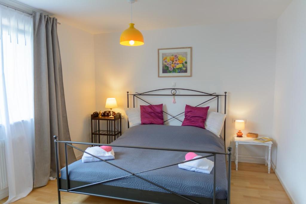 a bedroom with a bed with purple pillows at Anna's Siedlungshäusle in Herrenberg