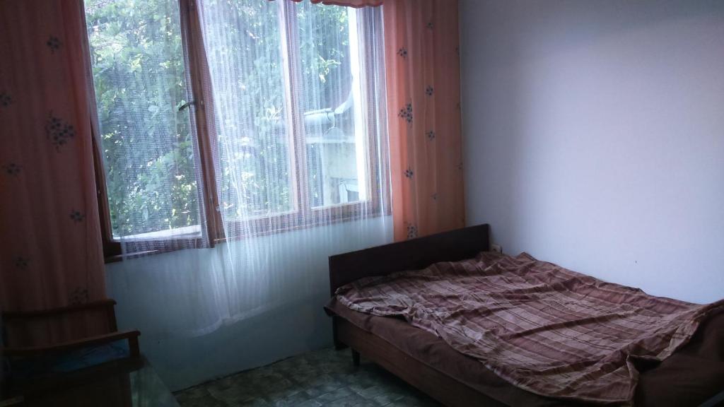 Postel nebo postele na pokoji v ubytování вилна зона Златни пясъци, спирка Ален мак