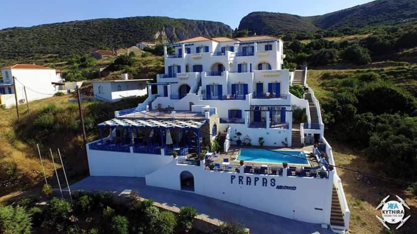 uma vista aérea de um navio de cruzeiro em Prapas Apartments em Agia Pelagia Kythira