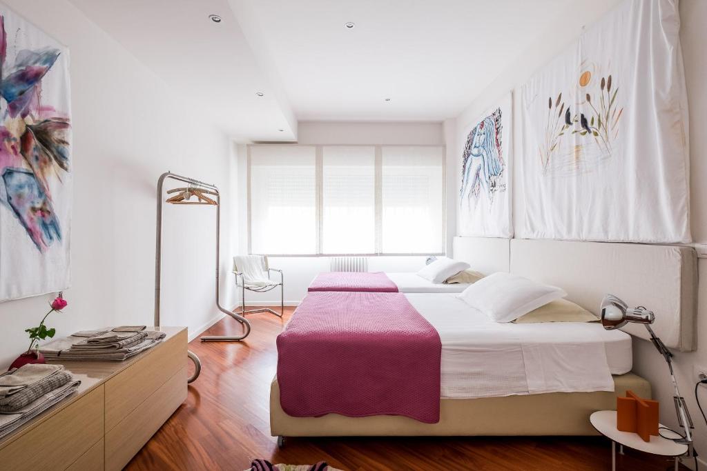 ボローニャにあるThe Jasmine Terrace Retreatのベッドルーム1室(ピンクの毛布付きの大型ベッド1台付)
