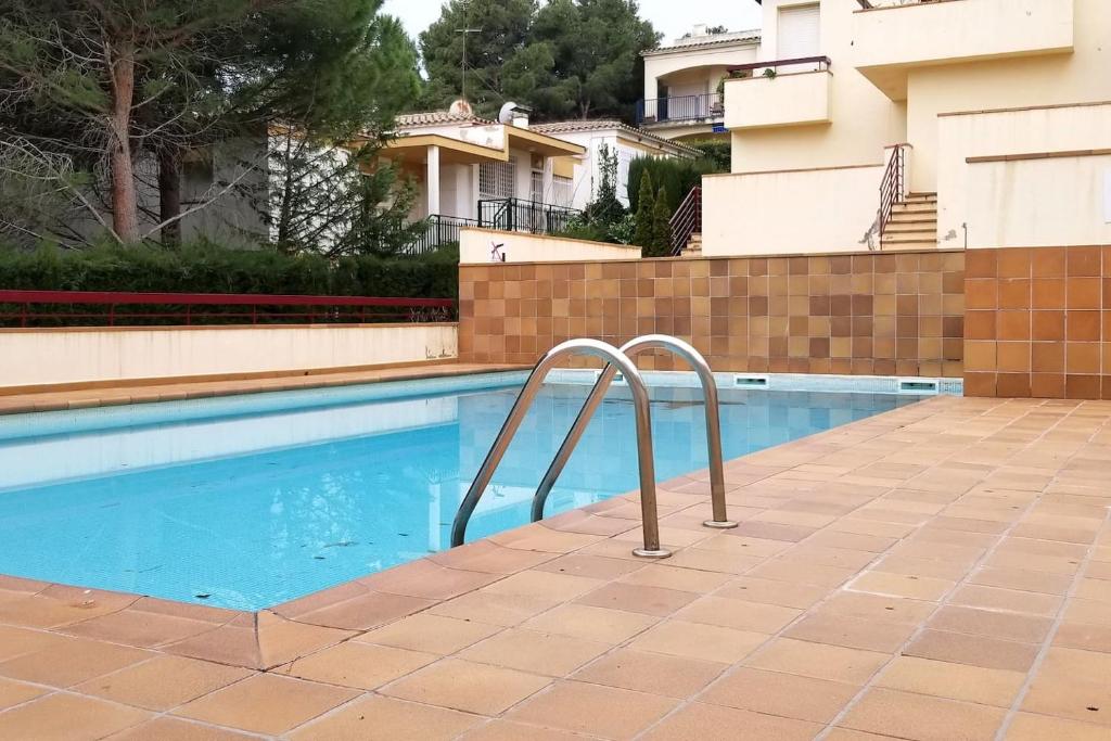 een zwembad voor een gebouw bij Preciosa casa con piscina de agua salada y aire acondicionado in Llança