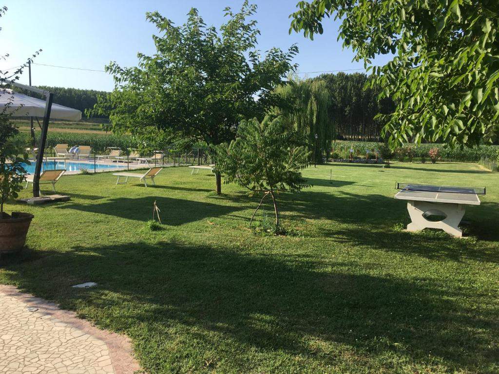 A garden outside Agriturismo La Cascinetta