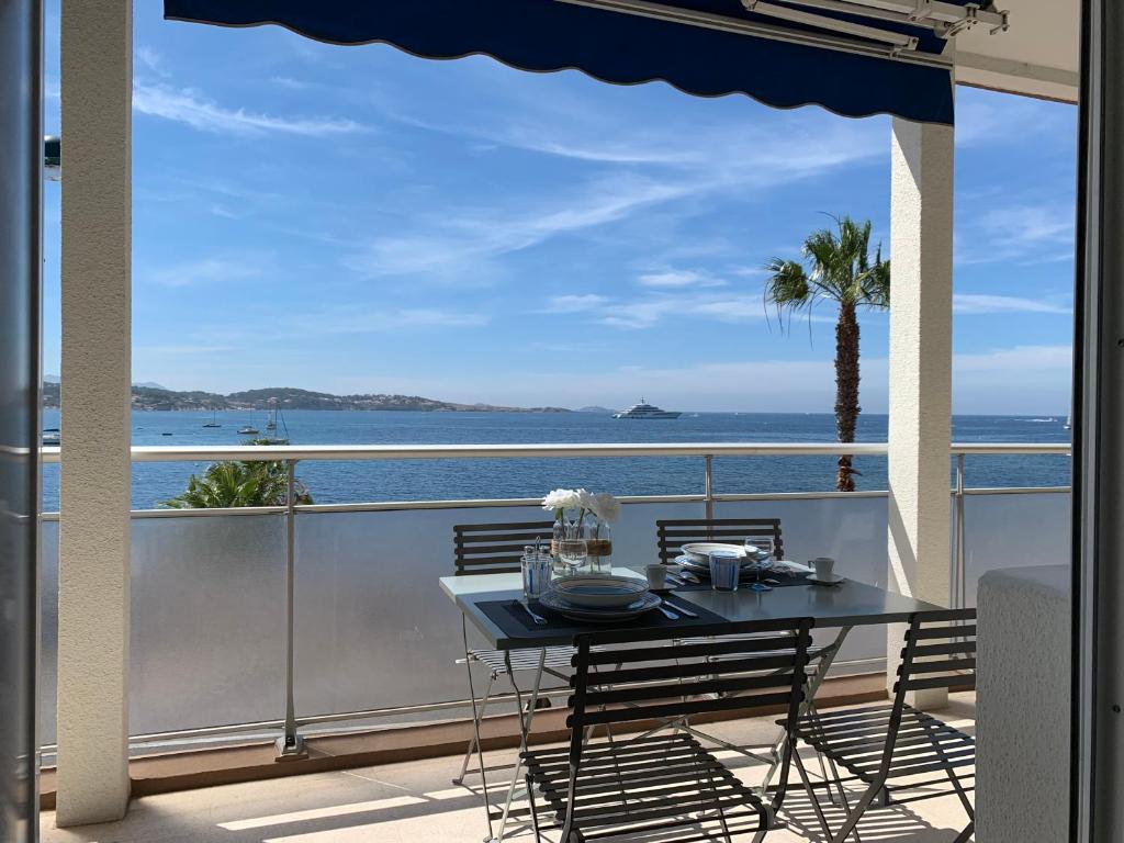 een tafel op een balkon met uitzicht op de oceaan bij Bandol le grand horizon in Bandol