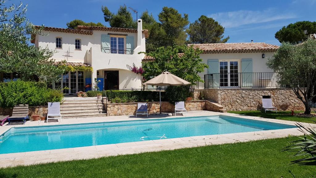 une villa avec piscine devant une maison dans l'établissement Azurea, à Valbonne