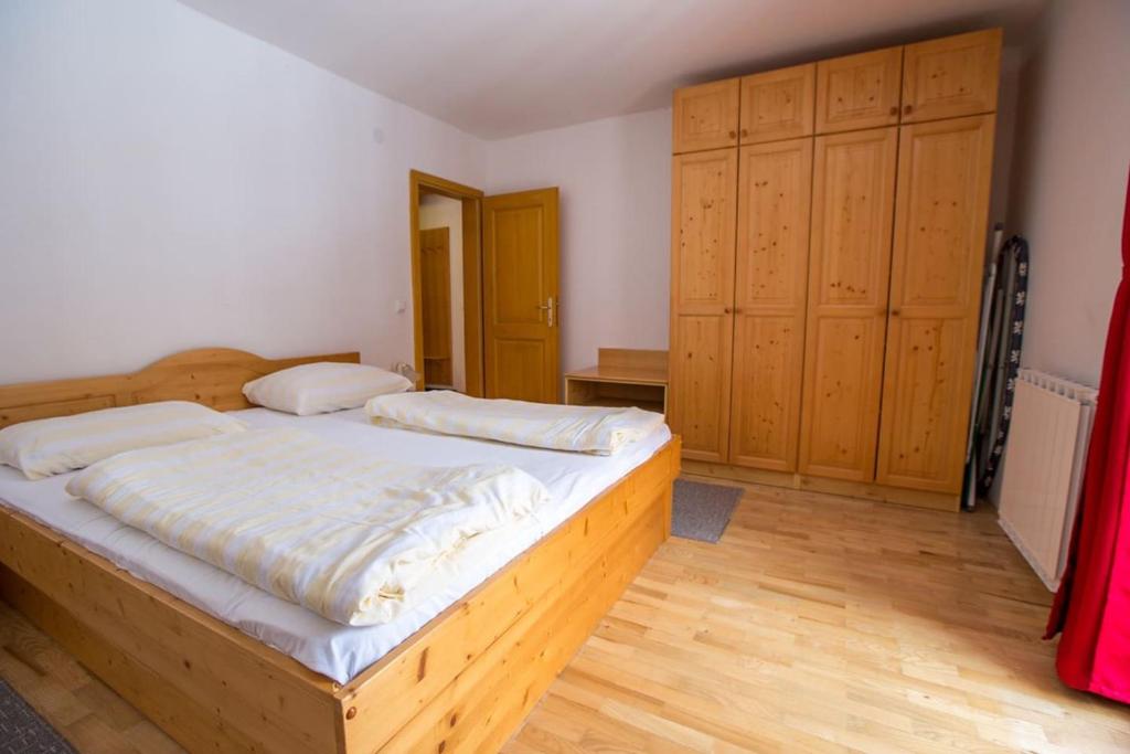 Postel nebo postele na pokoji v ubytování Bolfenk lodge apartment