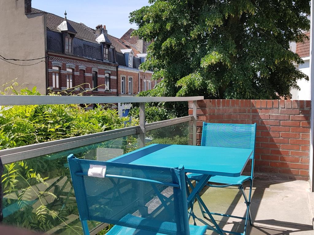 une table bleue et une chaise assise sur un balcon dans l'établissement Au 96 - 4 pers - Aux portes de Lille - 3 min Métro Lomme Lambersart, à Lambersart