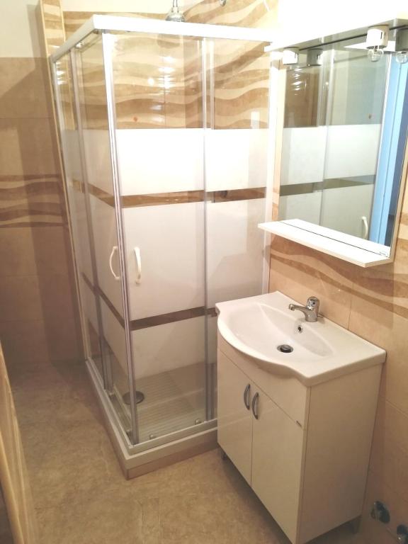 łazienka z przeszkloną kabiną prysznicową i umywalką w obiekcie Domusrealstella w mieście Neapol