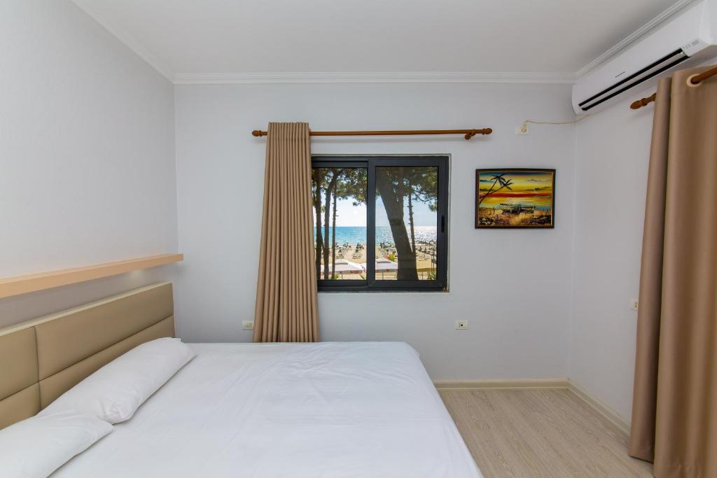 - une chambre avec un lit et une fenêtre dans l'établissement Hotel Andi, à Durrës