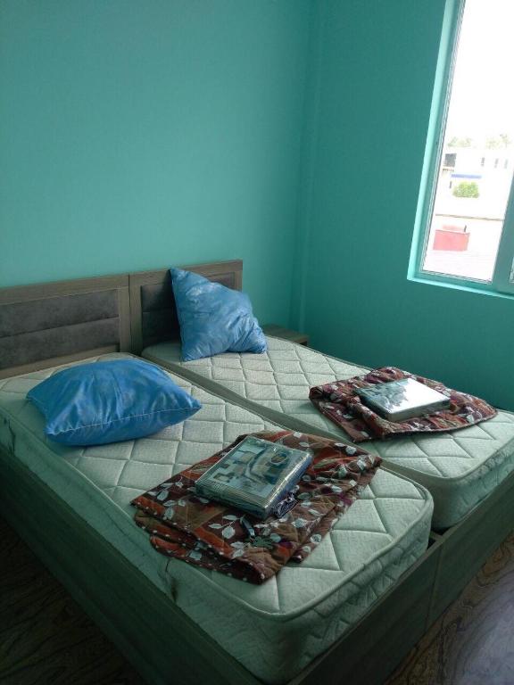 Postel nebo postele na pokoji v ubytování Guest House Kakha