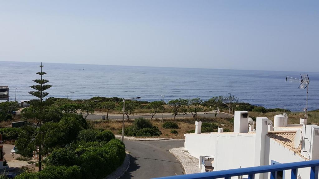 une vue sur l'océan depuis un balcon dans l'établissement Casa do Mar, à Salema