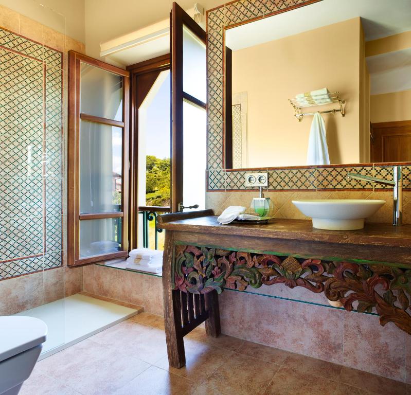 un bagno con lavandino e specchio di La Casona del Viajante - Adults Only a Villabajo