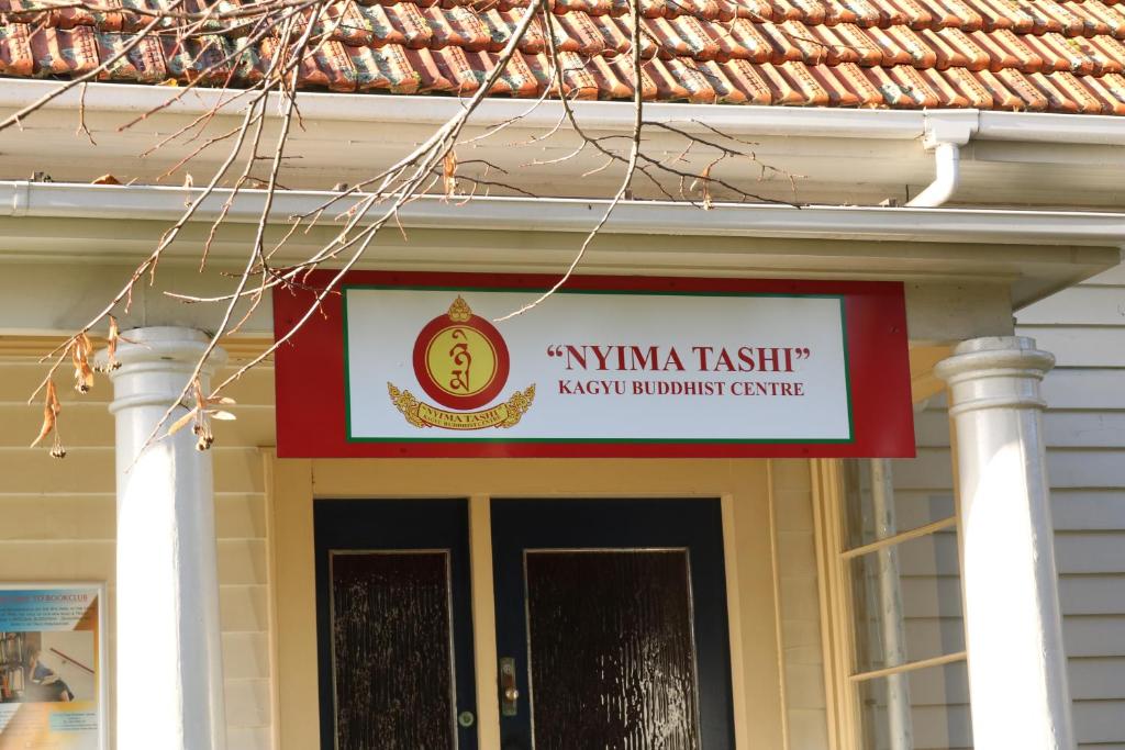 Certifikát, hodnocení, plakát nebo jiný dokument vystavený v ubytování Nyima Tashi Buddhist Centre