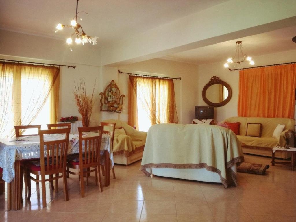 a living room with a table and a dining room at Marina's Home in Grizáta