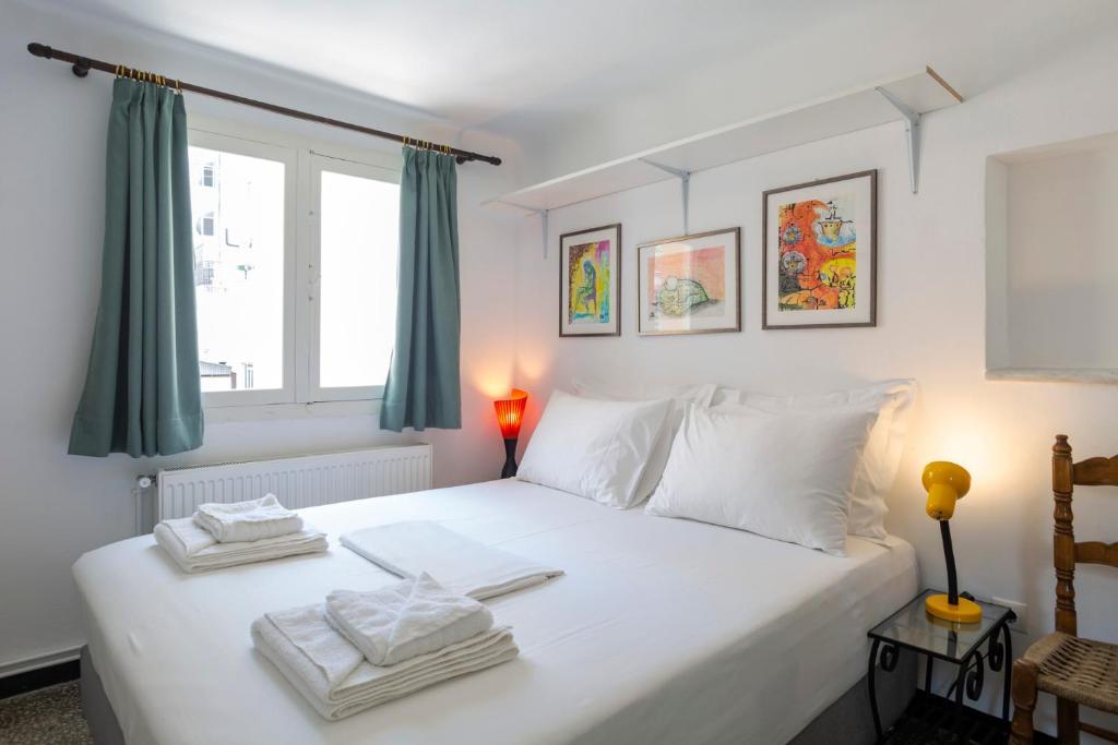 A bed or beds in a room at Enticing, Cosy, Rooftop Studio Athens Centre! EP9T