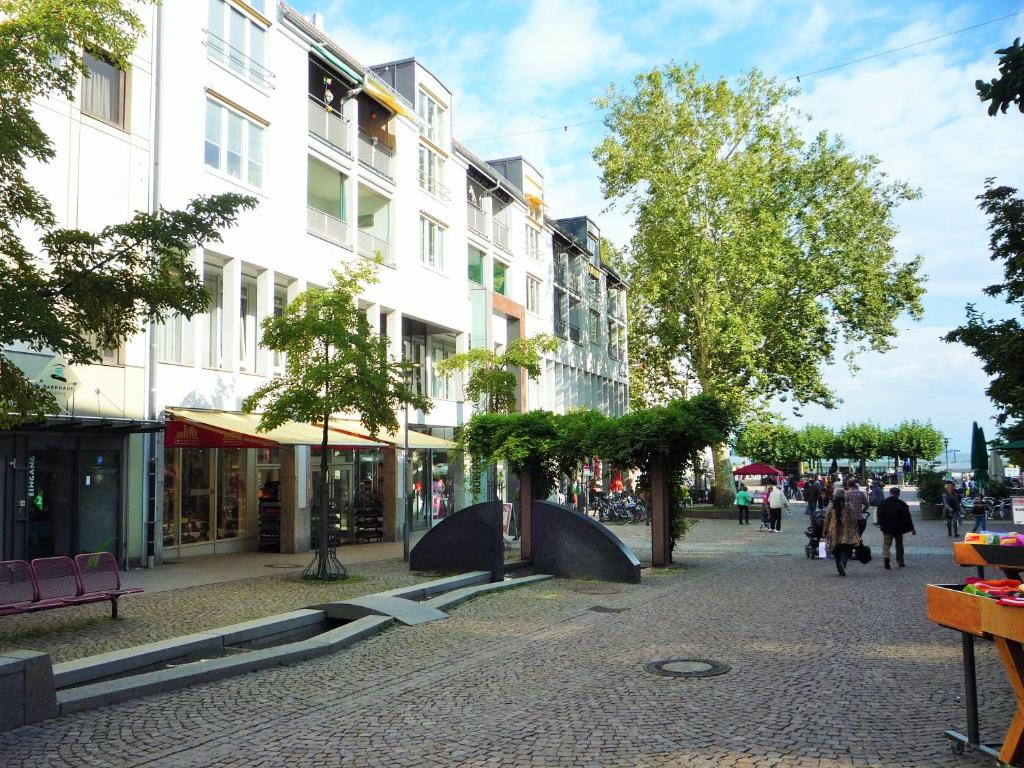 eine Straße in einer Stadt mit Gebäuden und Bäumen in der Unterkunft Ferienwohnung Bartling am Bodensee in Friedrichshafen