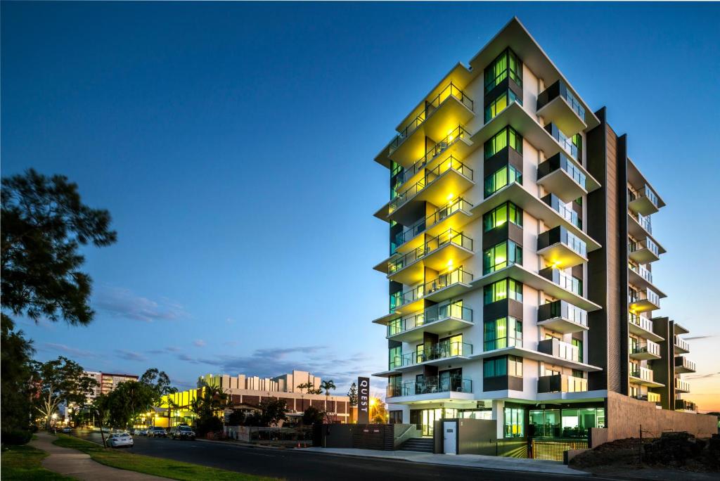 een hoog gebouw met gele en groene ramen bij Quest Rockhampton in Rockhampton