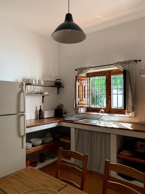 Kuchyň nebo kuchyňský kout v ubytování CASA RURAL CORTIJO LAS HUERTAS