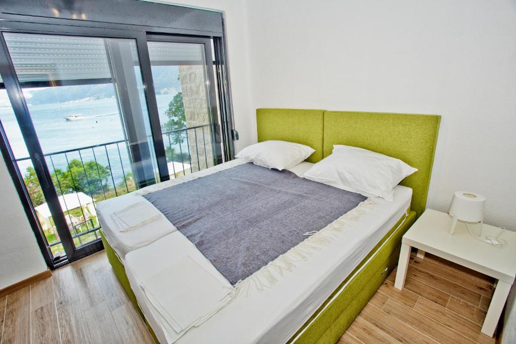 Postel nebo postele na pokoji v ubytování Beachfront Villa Nautica