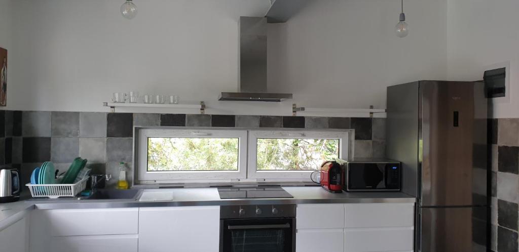 Kuchyňa alebo kuchynka v ubytovaní MiLa Home Zamárdi - Fogas