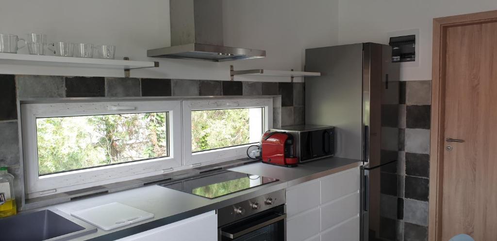 Kuchyňa alebo kuchynka v ubytovaní MiLa Home Zamárdi - Fogas
