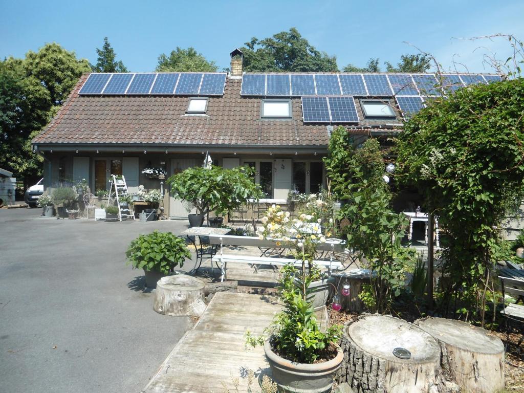 ein Haus mit Sonnenkollektoren auf dem Dach in der Unterkunft Passe-Partout in Oedelem