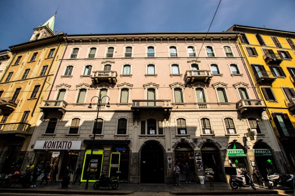 un grand bâtiment au coin d'une rue dans l'établissement Torino48 Guesthouse, à Milan