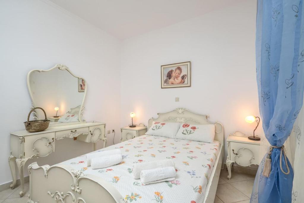 A bed or beds in a room at Lovely Apartment for 6Ppl , 2 BDRM , in Naxos , private patio