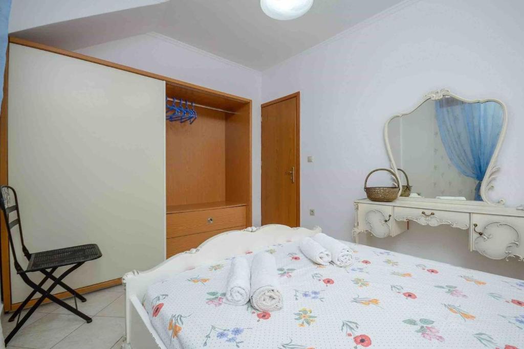 A bed or beds in a room at Lovely Apartment for 6Ppl , 2 BDRM , in Naxos , private patio