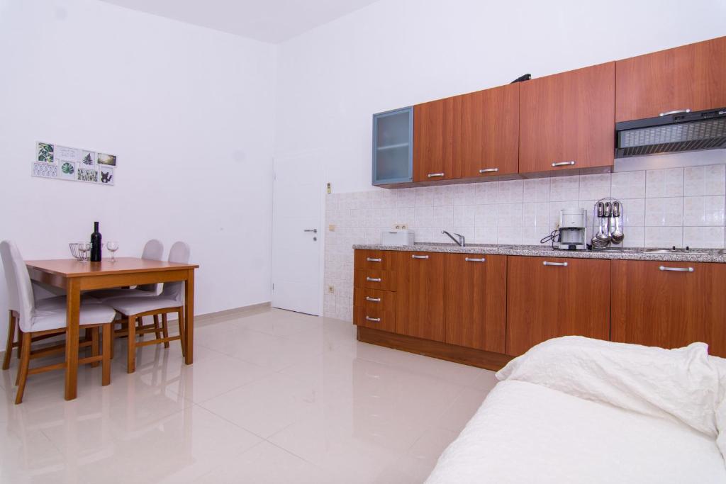 Kuchyňa alebo kuchynka v ubytovaní Apartmani Juric